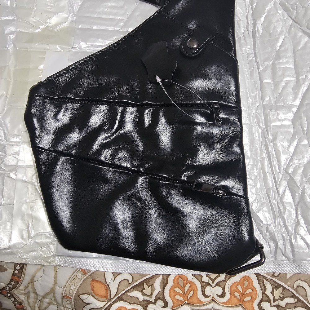 Elegant Black Leather Messenger Bag
